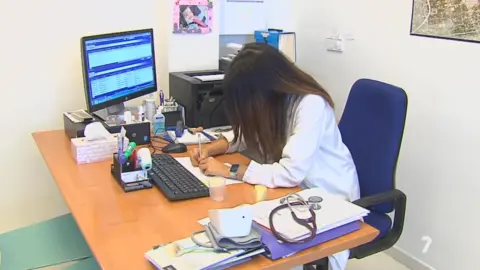Doctora en su consulta | Imagen: La 7