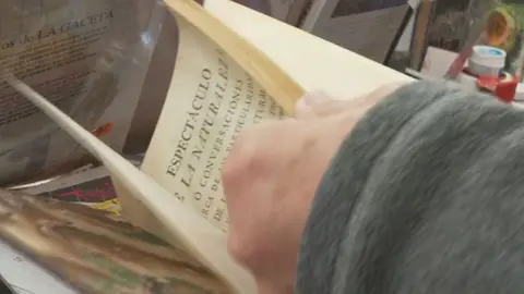 Un hombre lee un libro (foto: La 7)
