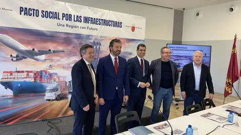 El consejero de Fomento e Infraestructuras, Jos&eacute; Ram&oacute;n D&iacute;ez de Revenga, en el centro, durante la reuni&oacute;n del plenario del Pacto Social por las Infraestructuras de la Regi&oacute;n de Murcia (foto: CARM)