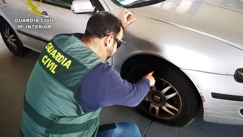 Un agente, durante la investigaci&oacute;n (foto: Guardia Civil)