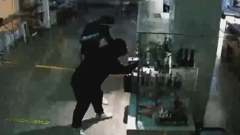 Im&aacute;genes de los encapuchados entrando a una confiter&iacute;a de Alquer&iacute;as (foto: La 7)