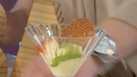 Helado de cuquillo con 'mielmelada' de tomate verde y teja de almendras