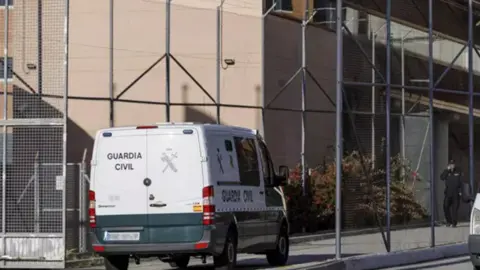 Un furg&oacute;n de la Guardia Civil traslada al acusado de matar y agredir sexualmente al ni&ntilde;o de 9 a&ntilde;os en La Rioja (foto: La 7)
