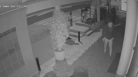 Im&aacute;genes del momento en el que los cuatro encapuchados entraban a una vivienda del municipio de Puerto Lumbreras para robar (foto: La 7)