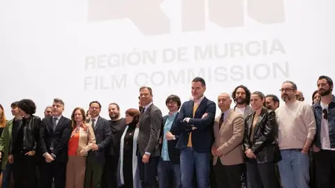 El consejero de Presidencia, Turismo, Cultura, Juventud, Deportes y Portavoc&iacute;a, Marcos Ortu&ntilde;o, acompa&ntilde;ado por el secretario general de la Consejer&iacute;a, Juan Antonio Lorca, el director del ICA, Manuel Cebri&aacute;n, y miembros del sector audiovisual de la Regi&oacute;n (foto: CARM)