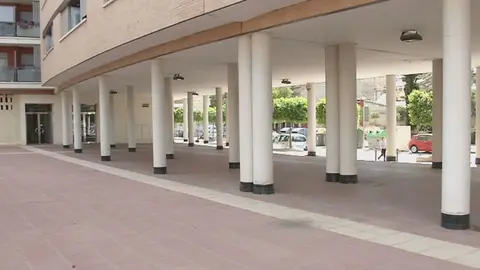 Edificio de viviendas en el que viv&iacute;a la mujer fallecida en el barrio murciano de Espinardo (foto: La 7)