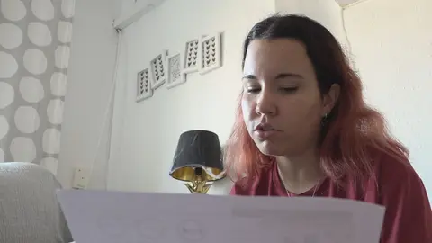 Una mujer echa un vistazo a su factura de la luz (foto: La 7)