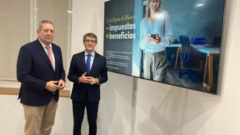 Juan Mar&iacute;n P&eacute;rez, director de la Agencia Tributaria de la Regi&oacute;n de Murcia, junto a el consejero de Econom&iacute;a, Hacienda, Fondos Europeos y Administraci&oacute;n Digital, Luis Alberto Mar&iacute;n (foto. La 7)