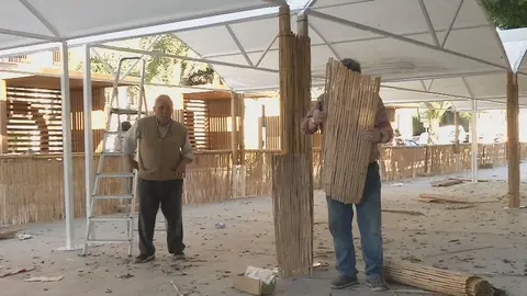Dos hombres montando una de las barracas huertanas en Murcia (foto: La 7)