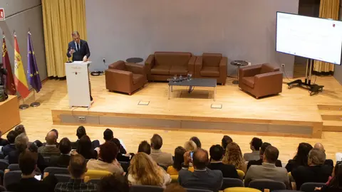 El consejero de Presidencia, Turismo, Cultura, Juventud, Deportes y Portavoc&iacute;a, Marcos Ortu&ntilde;o, interviene en la inauguraci&oacute;n del foro.
