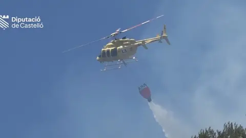 Helic&oacute;ptero de la Diputaci&oacute;n Provincial de Castell&oacute;n extinguiendo el incendio (foto: La 7)