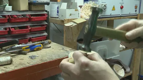 Imagen de un taller de reparaci&oacute;n de zapater&iacute;a (foto: La 7)
