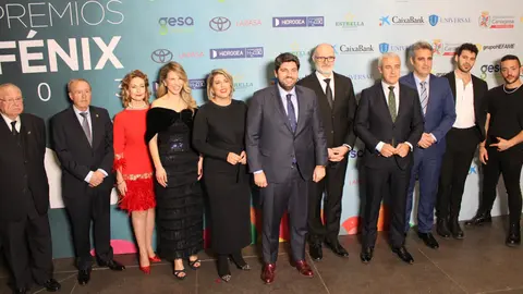 De izq. a der, los premiados con el presidente L&oacute;pez Miras y Antonio Pe&ntilde;arrubia, director general de La 7. Jos&eacute; Vera (Hospital de la Caridad), Antonio G&oacute;mez Fayr&eacute;n (mejor trayectoria), Ester Cerd&aacute;n (Laura Bernal), la alcaldesa de Cartagena Noelia Arroyo, el presidente L&oacute;pez Miras, Jos&eacute; Manuel Puebla (dibujante), Antonio Pe&ntilde;arrubia, el presidente del Hozono Global Jairis y dos de los componentes de Arde Bogot&aacute;