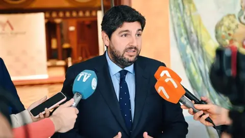 L&oacute;pez Miras, a la salida de la Asamblea Regional