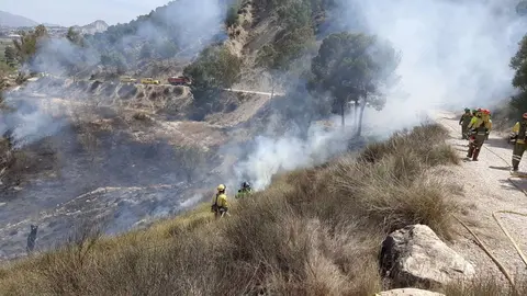 Efectivos adscritos al Plan Infomur, de lucha contra los incendios forestales en la Regi&oacute;n de Murcia, trabajan en la extinci&oacute;n de un incendio declarado en un terreno agr&iacute;cola muy pr&oacute;ximo al monte de La Atalaya, en Cieza (foto: Europa Press)