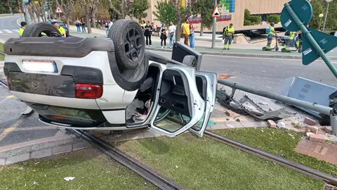 Veh&iacute;culo siniestrado en en el Campus de Espinardo de la Universidad de Murcia (foto: 112 Regi&oacute;n de Murcia)