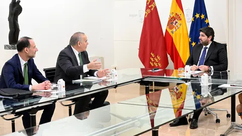 De izq. a der., Miguel &Aacute;ngel Cerd&aacute;n (delegado institucional de Iberdrola en la Regi&oacute;n), Mario Ruiz-Tagle, CEO de Iberdrola Espa&ntilde;a y Fernando L&oacute;pez Miras, presidente de la CARM