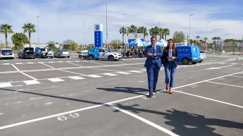 El alcalde, Jos&eacute; Antonio Serrano, y la concejala de Movilidad Sostenible y Limpieza Viaria, Carmen Fructuoso, visitan el aparcamiento disuasorio | Foto: Ayto. de Murcia