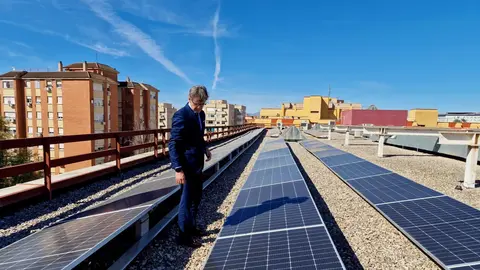 El consejero de Econom&iacute;a, Hacienda, Fondos Europeos y Administraci&oacute;n Digital, Luis Alberto Mar&iacute;n, supervisa las placas solares instaladas en la cubierta del edificio Aseinfante.