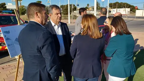 El consejero de Medio Ambiente, Mar Menor, Universidades e Investigaci&oacute;n, Juan Mar&iacute;a V&aacute;zquez, presenta el inicio de las obras de la primera fase del nuevo Parque de Bomberos de San Pedro del Pinatar (Foto: CARM)