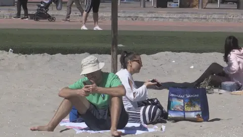 Algunos ba&ntilde;istas de las platas del Mar Menor durante el Domingo de Ramos (foto: La 7)
