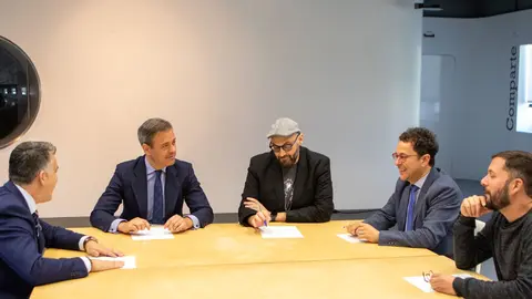 Reuni&oacute;n celebrada hoy entre el consejero de Presidencia, Turismo, Cultura, Juventud, Deportes y Portavoc&iacute;a, Marcos Ortu&ntilde;o, con el escritor Miguel &Aacute;ngel Hern&aacute;ndez, el secretario de la Consejer&iacute;a, Juan Antonio Lorca, el director del ICA, Manuel Cebri&aacute;n, y el coordinador del Centro P&aacute;rraga, Sergio Porlan.