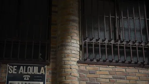 Carteles de 'Se alquila' (foto: Europa Press)