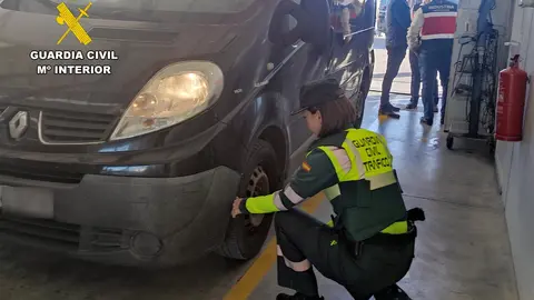Imagen de un momento de la investigaci&oacute;n llevada a cabo por la Guardia Civil (foto: Guardia Civil)