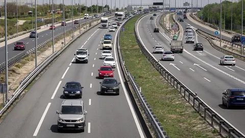 Veh&iacute;culos en una autov&iacute;a (foto: Europa Press)