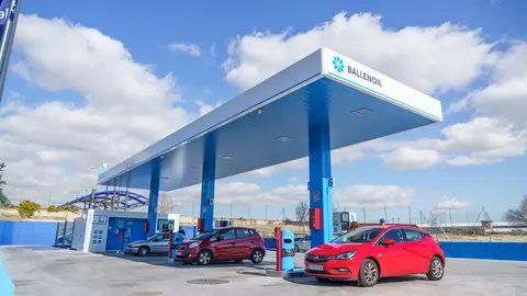 Las gasolineras low cost elevan su diferencial de precios con las tradicionales tras recortarse los descuentos