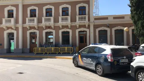 Veh&iacute;culos de la Polic&iacute;a Nacional frente a la estaci&oacute;n Murcia del Carmen