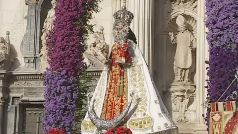 La Virgen de la Fuensanta durante la ofrenda floral en Murcia (foto: La 7)