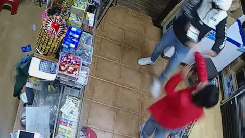 La dependienta de un negocio de San Pedro del Pinatar se enfrenta a uno de los 3 atracadores antes de recibir un disparo en la mejilla (foto: La 7)
