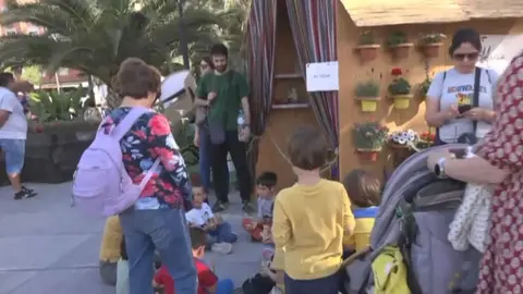 Un grupo de ni&ntilde;os disfrutando de los talleres de la Plaza Circular durante las Fiestas de Primavera (foto: La 7)