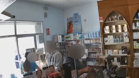 Un hombre roba la hucha de la Asociaci&oacute;n Espa&ntilde;ola Contra el C&aacute;ncer en una farmacia de Ceheg&iacute;n (foto: La 7)