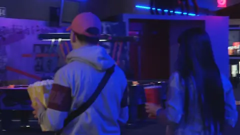 Dos j&oacute;venes accediendo a una sala de cine (foto: La 7)