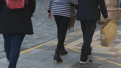 Imagen de tres viandantes  en las calles de Cartagena (foto: La 7)
