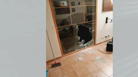 Un cristal destrozado por los ladrones en las casa de huerta de Las Torres de Cotillas (foto: La 7)