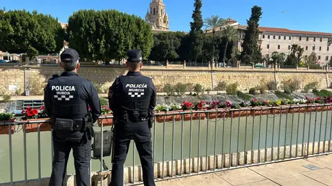 PIllan a dos 'cacos' in fraganti cuando robaban 25 botellas de alcohol de un restaurante