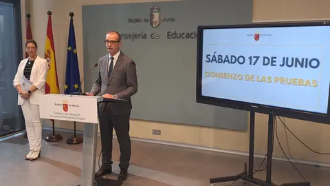 El consejero de Educaci&oacute;n, Formaci&oacute;n Profesional y Empleo, V&iacute;ctor Mar&iacute;n, inform&oacute; sobre las oposiciones a Secundaria (foto: CARM)