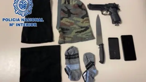 Algunos de los materiales que usaron ambos detenidos para sus robos con fuerza en El Palmar y Puente Tocinos (foto: Polic&iacute;a Nacional)