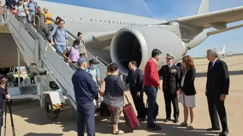 El ministro de Asuntos Exteriores, Jos&eacute; Manuel Albares, recibe a los espa&ntilde;oles evacuados de Sud&aacute;n junto con el JEMAD y otros altos cargos de su ministerio (foto: Europa Press)