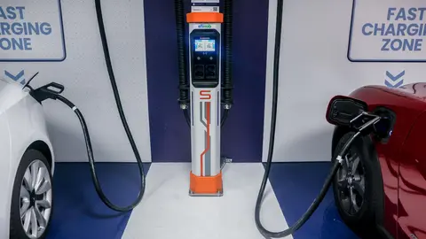 Dos coches el&eacute;ctricos se cargan en una estaci&oacute;n de carga (Foto: Ricardo Rubio - Europa Press)