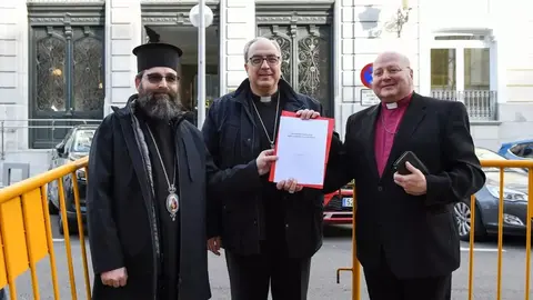 El representante de la Iglesia ortodoxa del Patriarcado de Ruman&iacute;a, monse&ntilde;or Timoteo, el secretario general de la CEE, Francisco C&eacute;sar Garc&iacute;a Mag&aacute;n, y el obispo de la Iglesia Espa&ntilde;ola Reformada Episcopal, Carlos L&oacute;pez Lozano (foto: Europa Press)