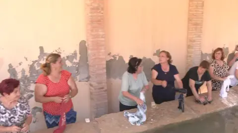 Las vecinas de Oj&oacute;s muestran c&oacute;mo combatir al calor en Murcia Conecta (foto: La 7)