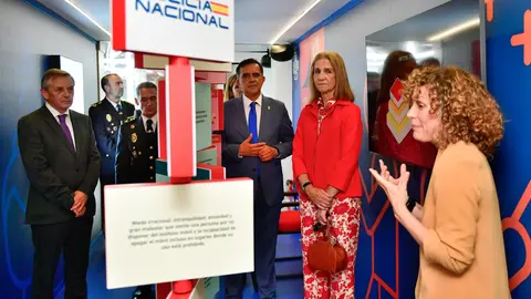 La Infanta Elena y el alcalde de Murcia, Jos&eacute; Antonio Serrano, atienden las explicaciones sobre la iniciativa 'Ciberland' (foto: Europa Press)