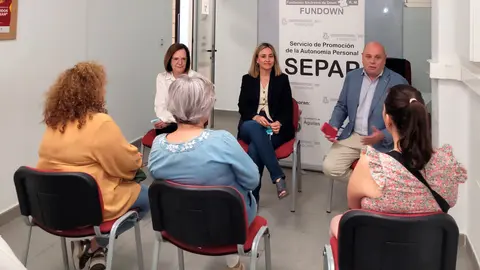 Reuni&oacute;n de la consejera de Pol&iacute;tica Social, Conchita Ruiz, con los responsables y usuarios de Fundown