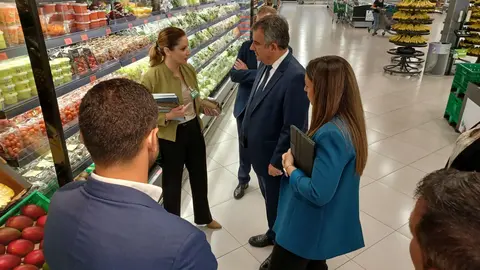 La directora de Relaciones Externas de Mercadona, Ana Bel&eacute;n Mart&iacute;nez, comenta con el consejero V&aacute;zquez las mejoras en sostenibilidad llevadas a cabo por la compa&ntilde;&iacute;a en la Regi&oacute;n.