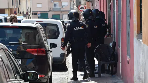 Agentes de Polic&iacute;a Nacional en una operaci&oacute;n antidroga en la que se ha liberado a un var&oacute;n que permanec&iacute;a secuestrado en un zulo, dentro de una vivienda del barrio murciano de Espinardo, en la zona del Esp&iacute;ritu Santo (foto: Europa Press)