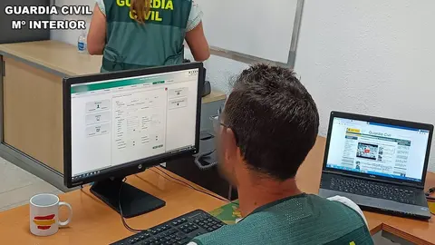 Investigadores de la Guardia Civil (foto: Guardia Civil)